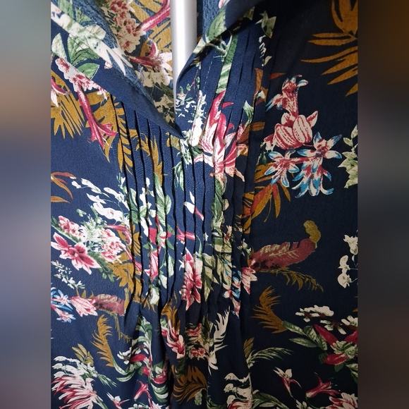 Suzanne Betro Navy Floral Pintuck V-Neck Blouse - Picture 2 of 4